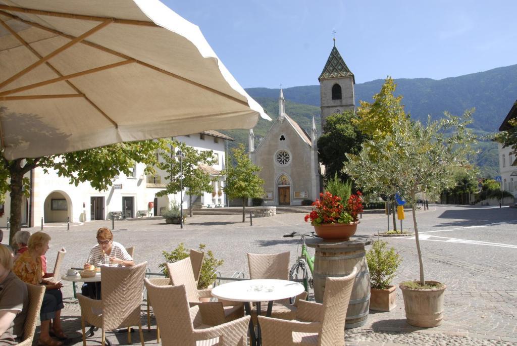 Hotel Teutschhaus Cortina Sulla Strada del Vino Exterior photo